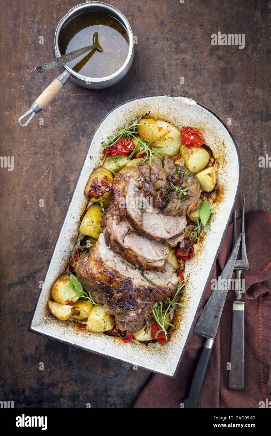 Grill Mariniertes Lamm gebraten mit Tomaten Stockfoto
