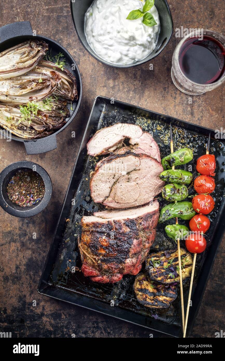 Grill Mariniertes Lamm gebraten mit Gemüse Stockfoto