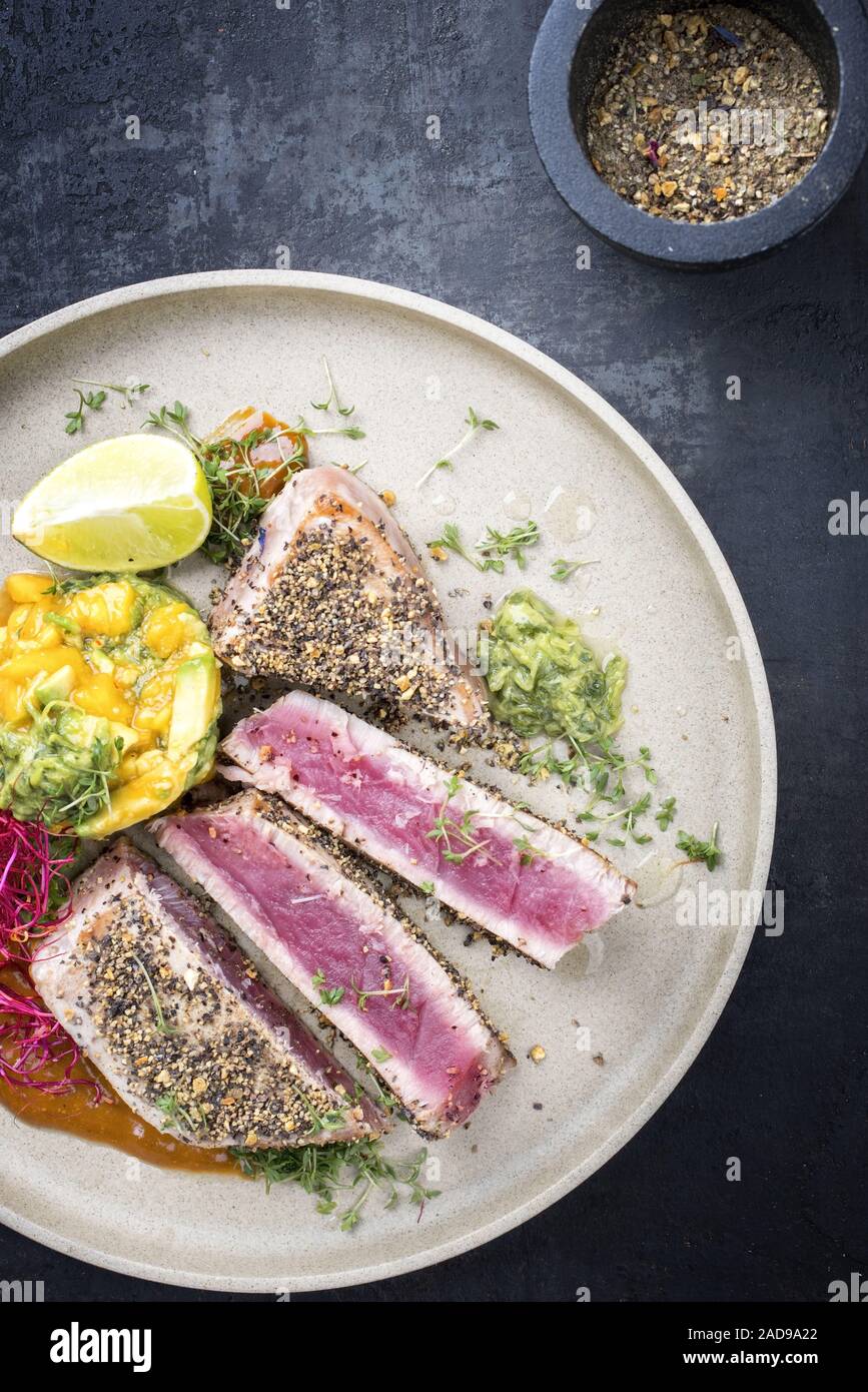 Traditionelle exotisch geschwärzt Cajun style Thunfisch Filet mit Mango ...