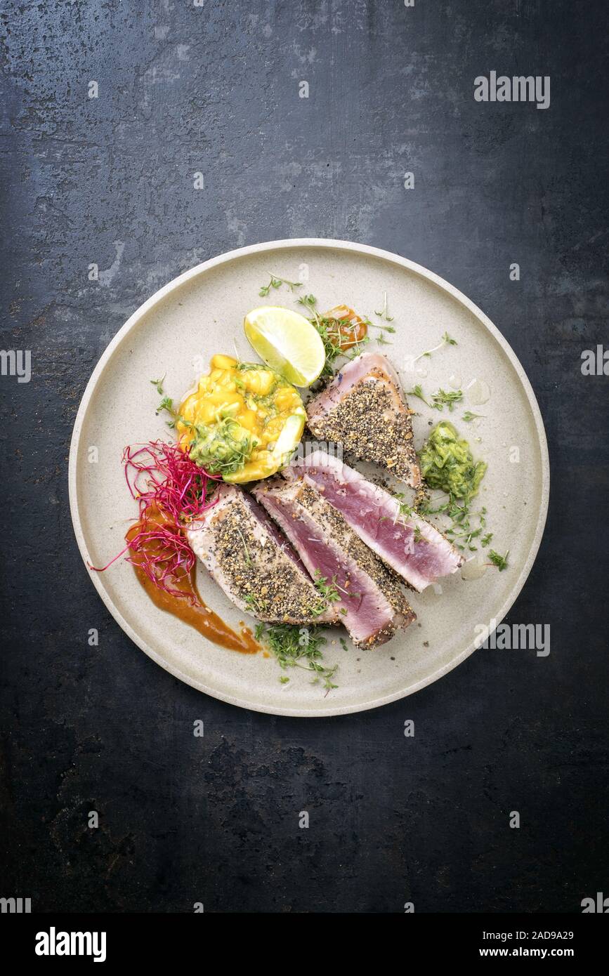 Traditionelle exotisch geschwärzt Cajun style Thunfisch Filet mit Mango ...