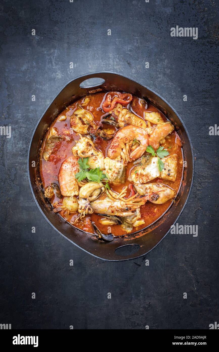 Traditionelle spanische sarsuela Fischsuppe mit Garnelen Stockfoto