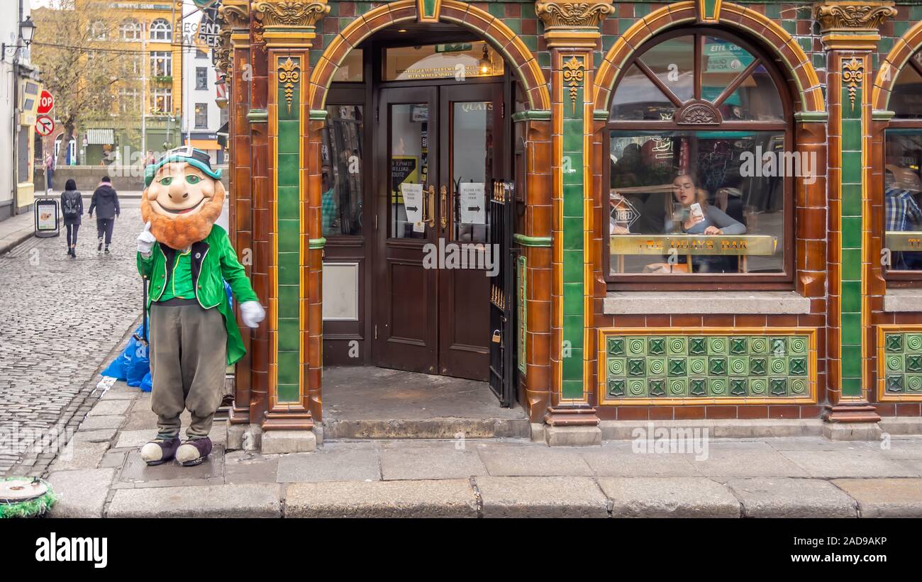 Leprechaun außerhalb der Quays Pub, Dublin. Stockfoto