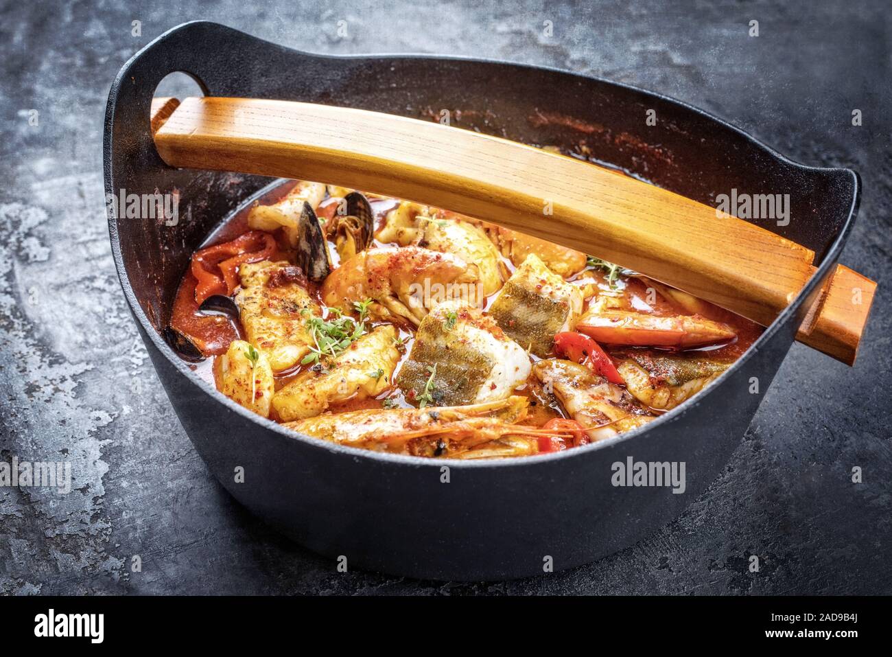 Traditionelle italienische amerikanische cioppino Fischsuppe mit Garnelen Stockfoto