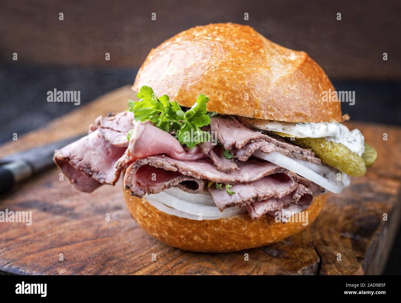 Traditionelle geschnittene Wurst Roastbeef Sandwich mit Zwiebel Stockfoto
