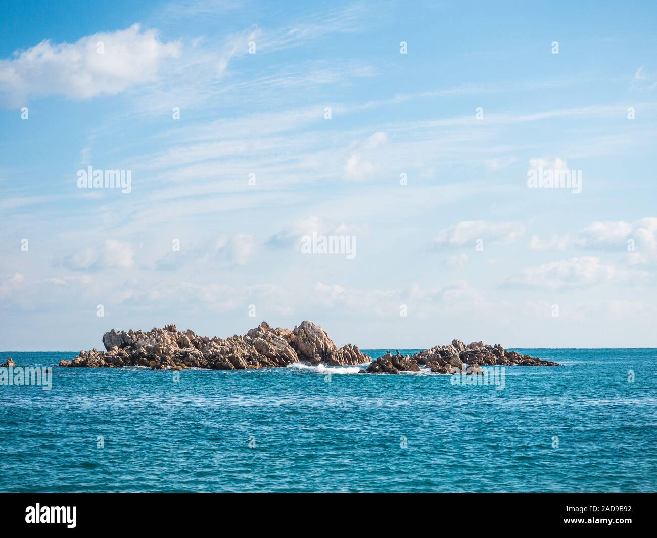 Unterwasser Grab von König Munmu von Silla gekennzeichnet durch Daewangam Felsen, Gyeongju Südkorea. Er bat im Osten Meer bestattet werden aus Japan zu schützen. Stockfoto