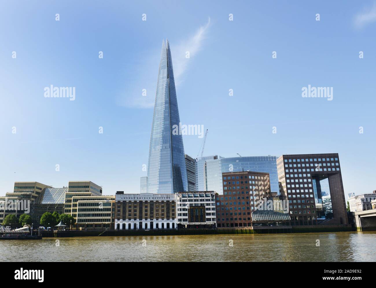 Die London Bridge Hospital mit der Shard Gebäude dahinter. Stockfoto