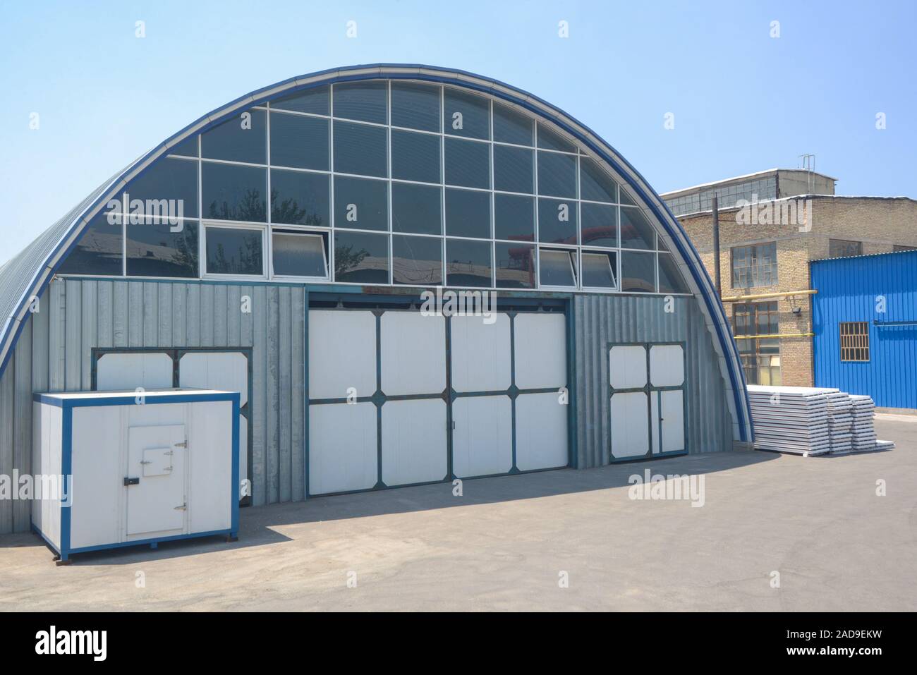 Fassade eines gewerblichen Lager mit einem ovalen Dach Stockfoto