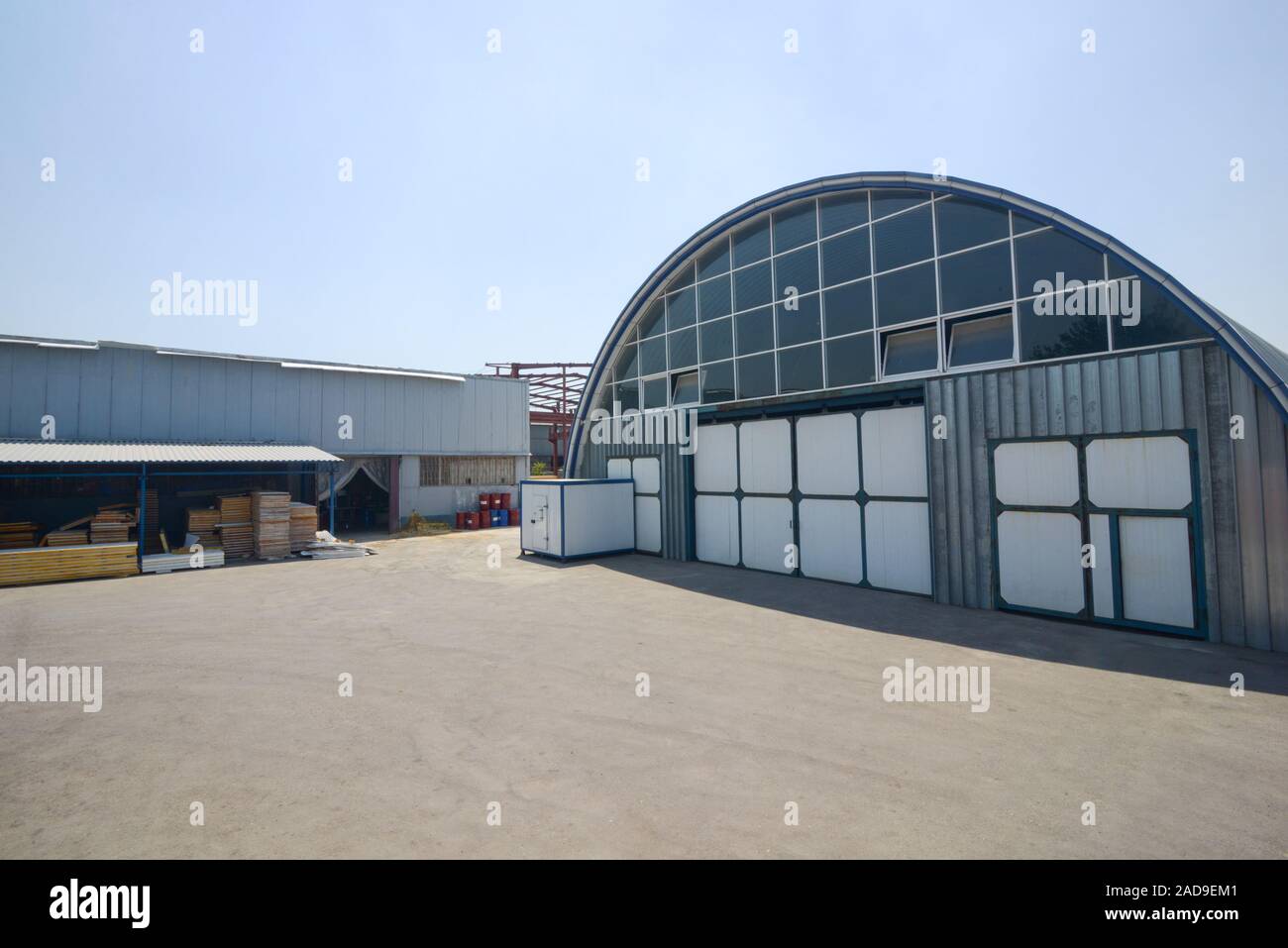 Fassade eines gewerblichen Lager mit einem ovalen Dach Stockfoto