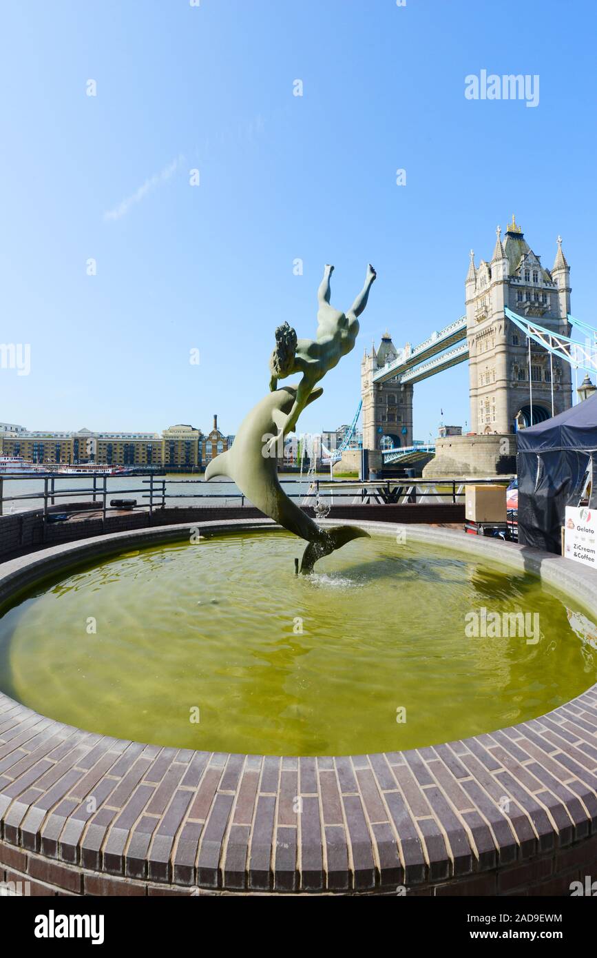 Das Mädchen mit einem Delphin Brunnen auf der Promenade am Ufer der Themse in London. Stockfoto