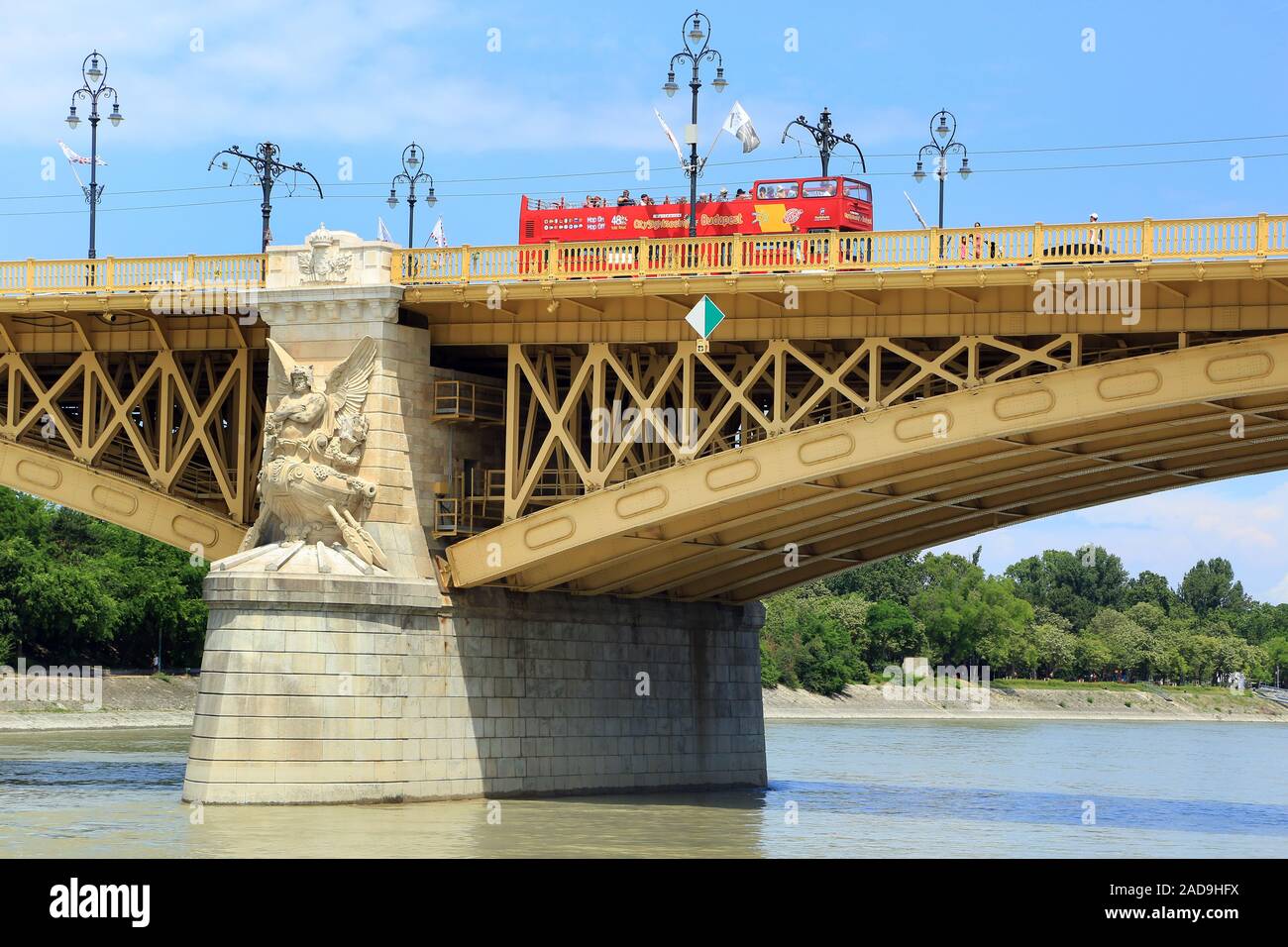 Budapest, Donau und der Margaret Brücke mit Sightseeing Bus Stockfoto