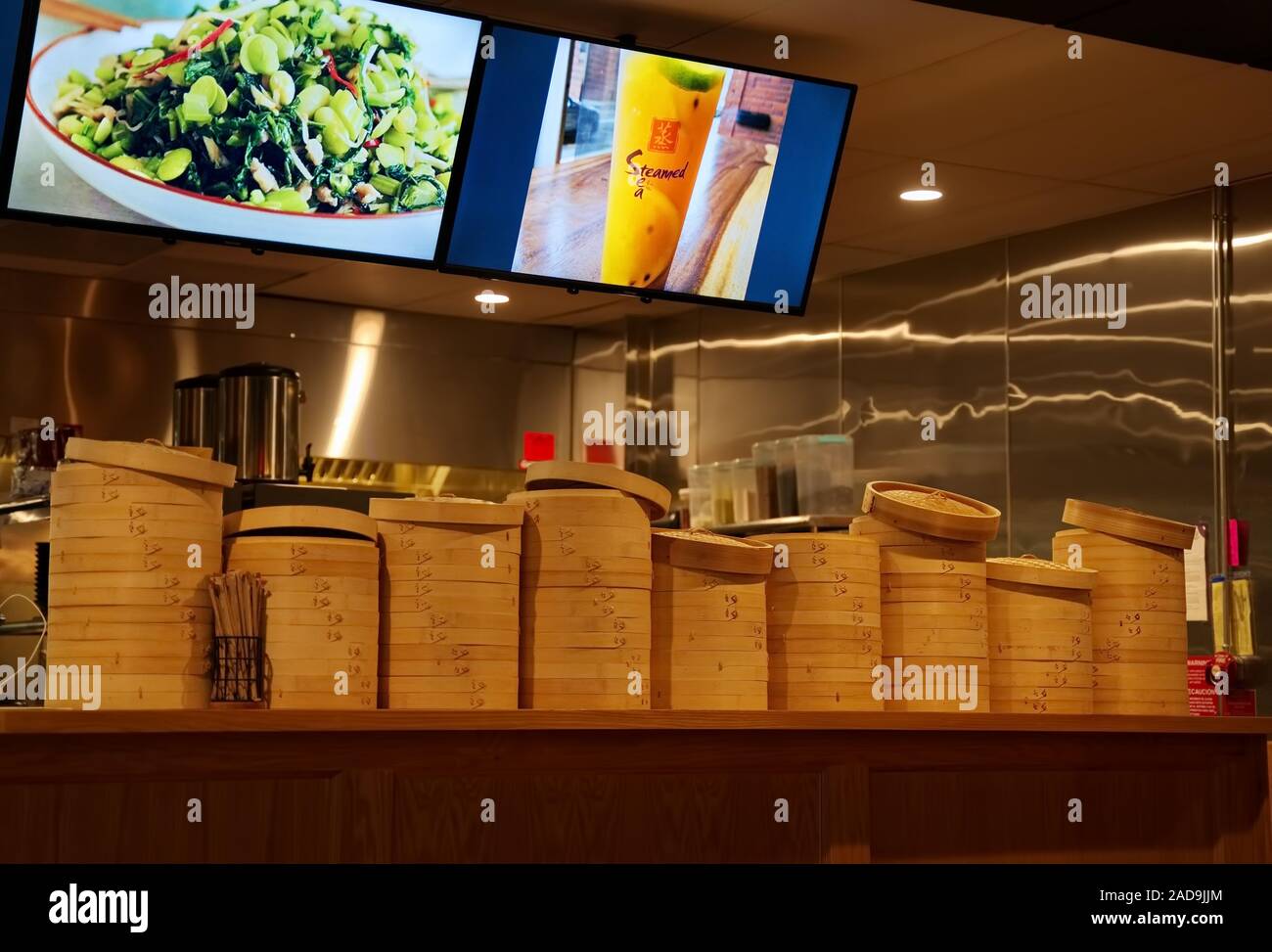 Middletown, CT USA. Okt 2019. Stapel von Hand Bambus Dampfer an einem asiatischen Restaurant. Stockfoto