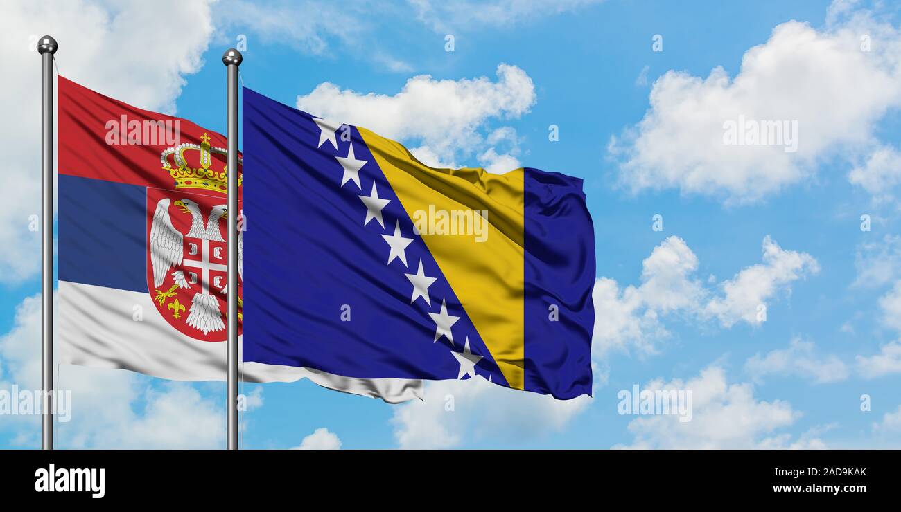 Serbien und Bosnien und Herzegowina Flagge im Wind gegen Weiße bewölkt blauer Himmel zusammen. Diplomatie Konzept, internationale Beziehungen. Stockfoto