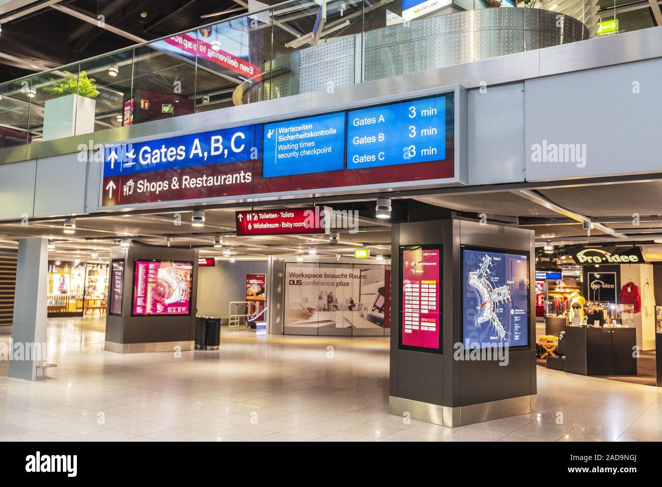 Abflughalle, Flughafen Düsseldorf, Nordrhein-Westfalen, Deutschland, Europa Stockfotografie - Alamy