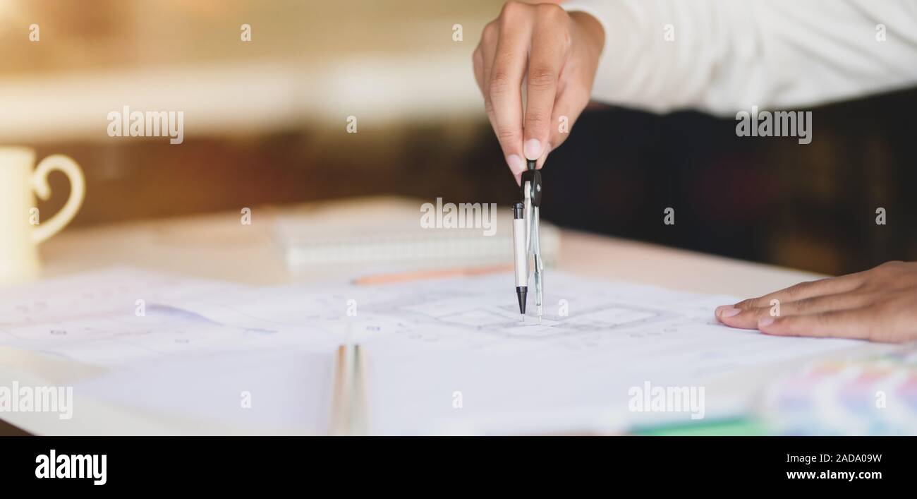 Nahaufnahme der junge professionelle Architekten am Bau Pläne in modernen Büro Zimmer Stockfoto