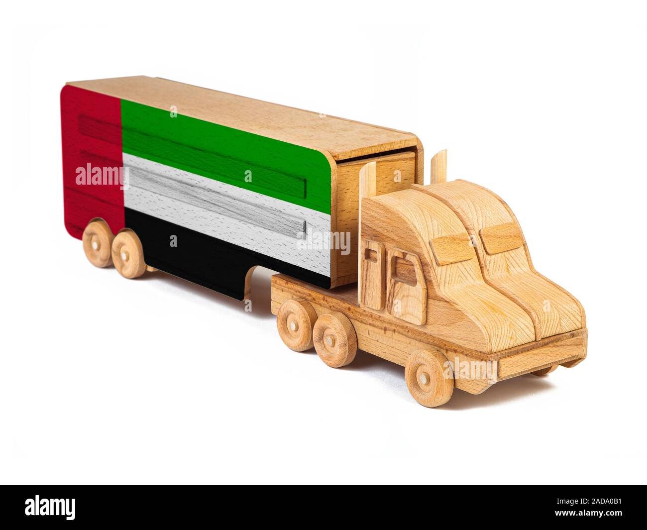 Nahaufnahme einer Holz Spielzeug-LKW mit einem gemalten Flagge Vereinigte Arabische Emirate. Das Konzept der export-import, Transport, nationalen Lieferung von Go Stockfoto
