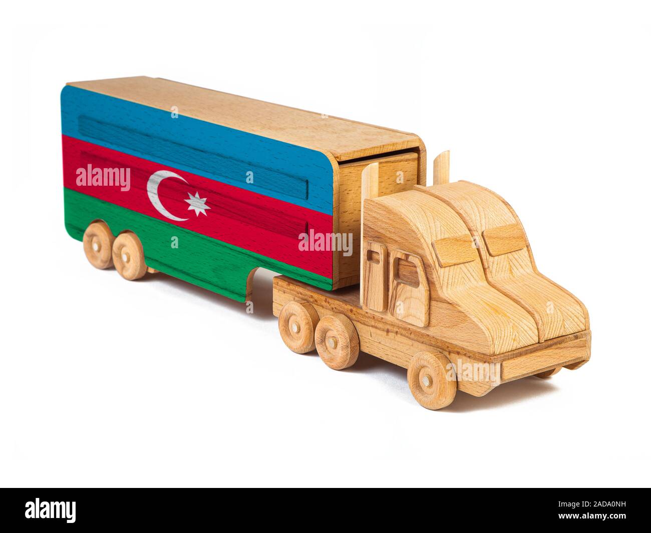 Nahaufnahme einer Holz Spielzeug-LKW mit einem gemalten Flagge Aserbaidschan. Das Konzept der export-import, Transport, die Lieferung von Waren Stockfoto