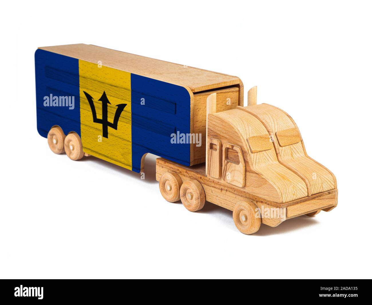 Nahaufnahme einer Holz Spielzeug-LKW mit einem gemalten Flagge Barbados. Das Konzept der export-import, Transport, die Lieferung von Waren Stockfoto