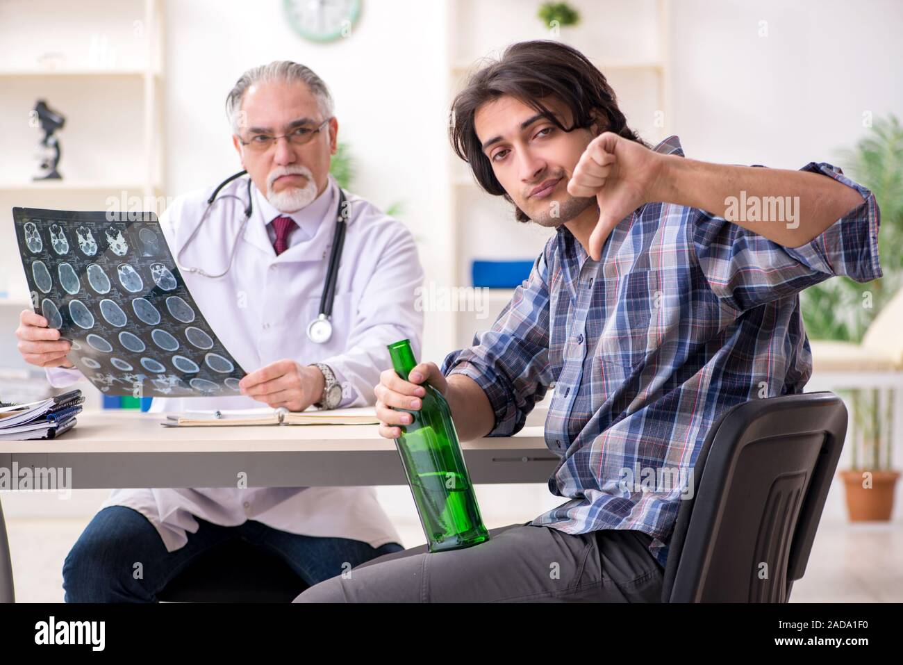 Junge männliche alkoholische alte Arzt Stockfoto