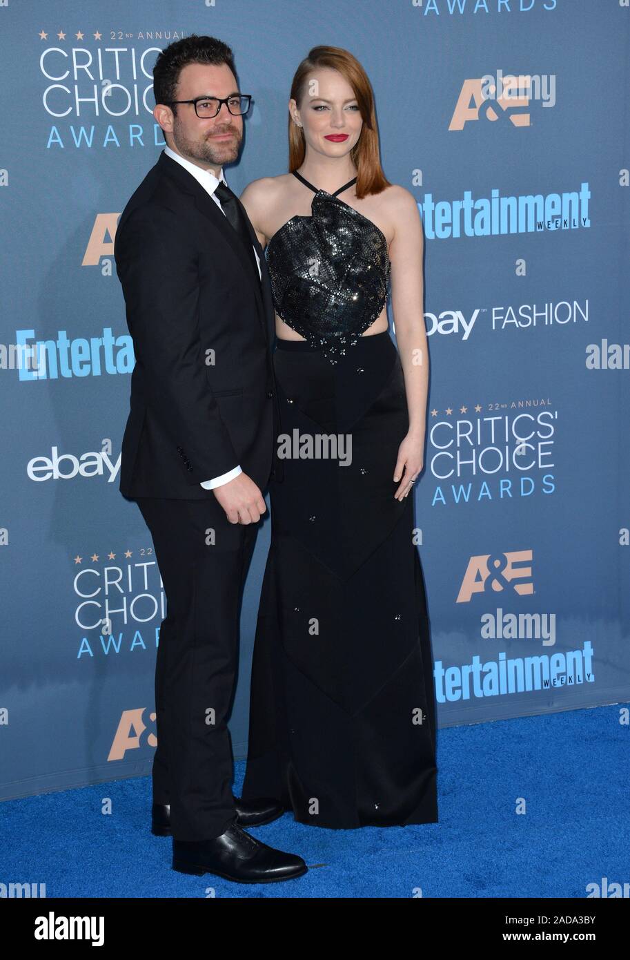 Emma Stone & Bruder Spencer Stein auf der 22. jährlichen Critics' Choice Awards auf der Barker Hangar, Santa Monica Airport. Dezember 11, 2016 © 2016 Paul Smith/Featureflash Stockfoto