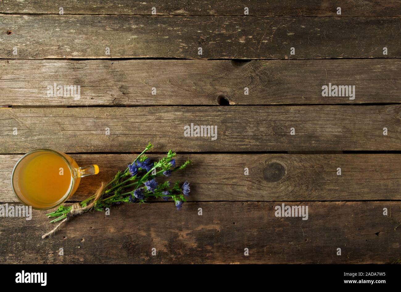 Frische Kräuter. Medizinische Kräuter (Kamille, Wermut, Schafgarbe, Pfefferminze, Johanniskraut und Zichorie) auf einem alten Holz- Board. Stockfoto