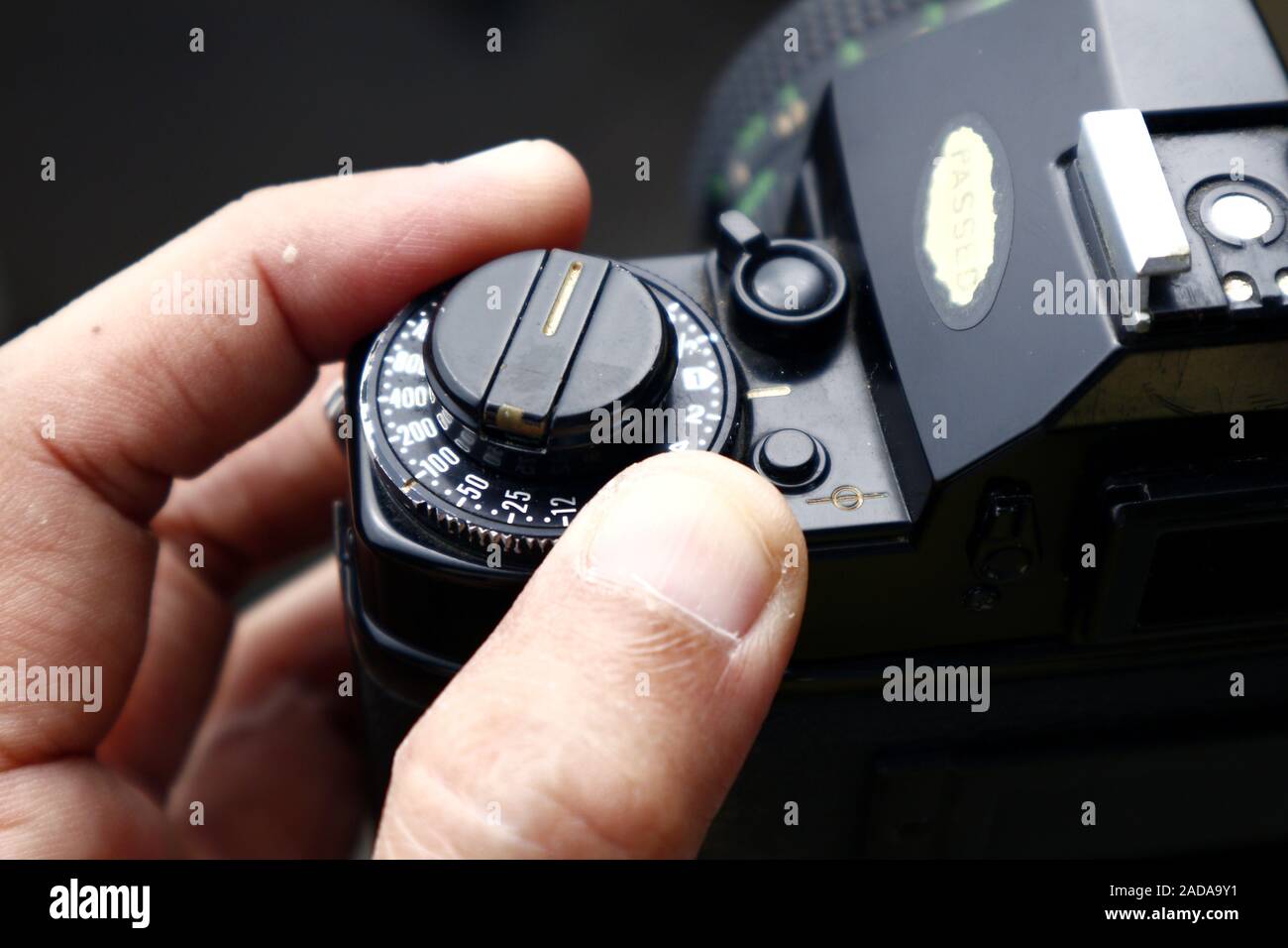 Foto der Rücklauf Hebel und die Belichtungskorrektur- und ISO-Einstellung  wählen eines alten und klassischen 35mm-Kamera Stockfotografie - Alamy
