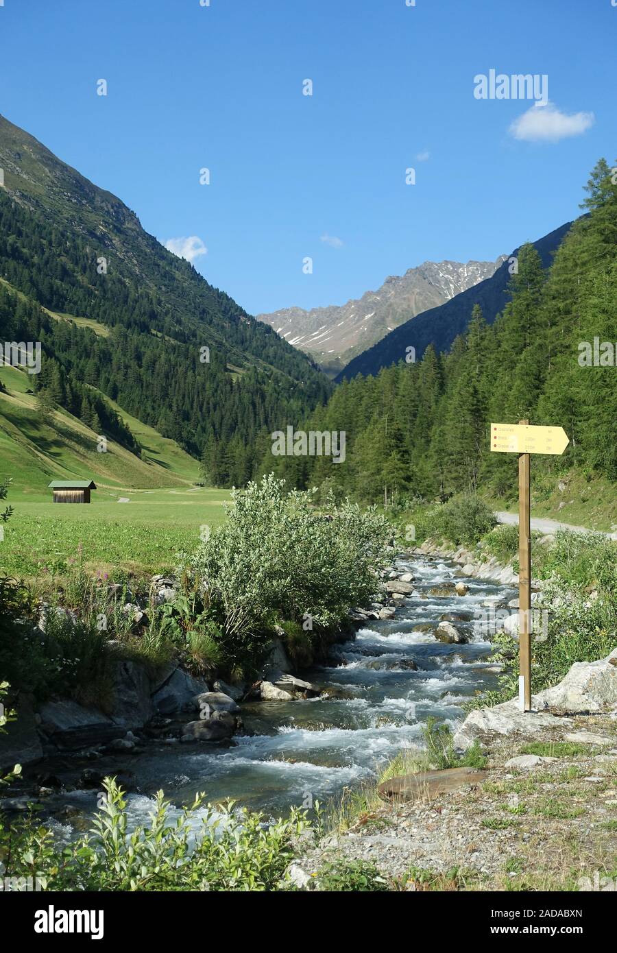 Schönen Wanderweg entlang der Gebirgsbach in der Nähe von Niederthai, Ötztal, Österreich Stockfoto