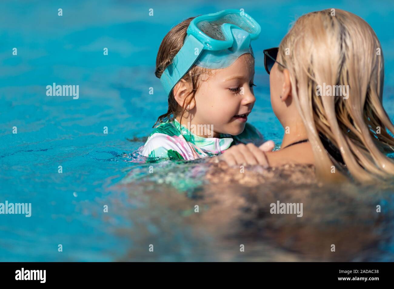 Mutter und Tochter im Pool Stockfoto