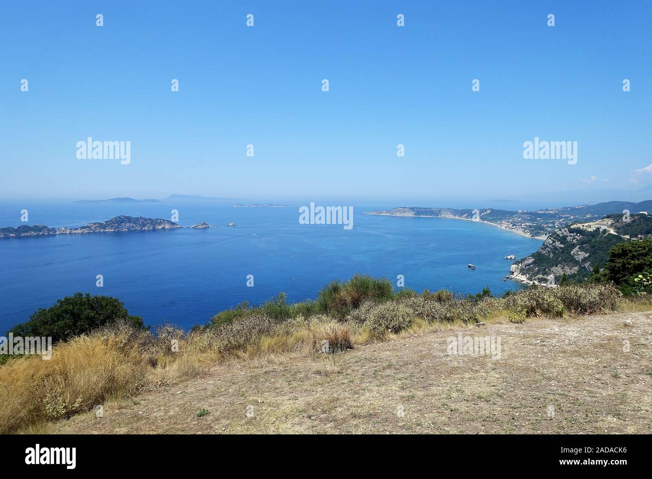 Blick von afionas auf Dragon Island und Arillas, Korfu, Griechenland Stockfoto