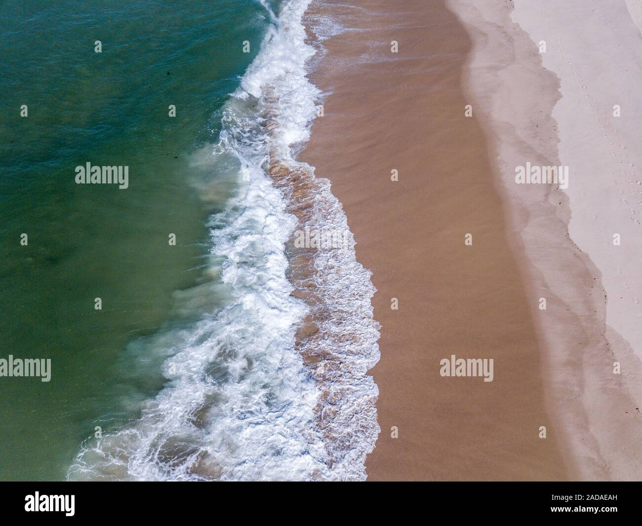 Drone Bild von Wellen an den Strand schlagen. Stockfoto