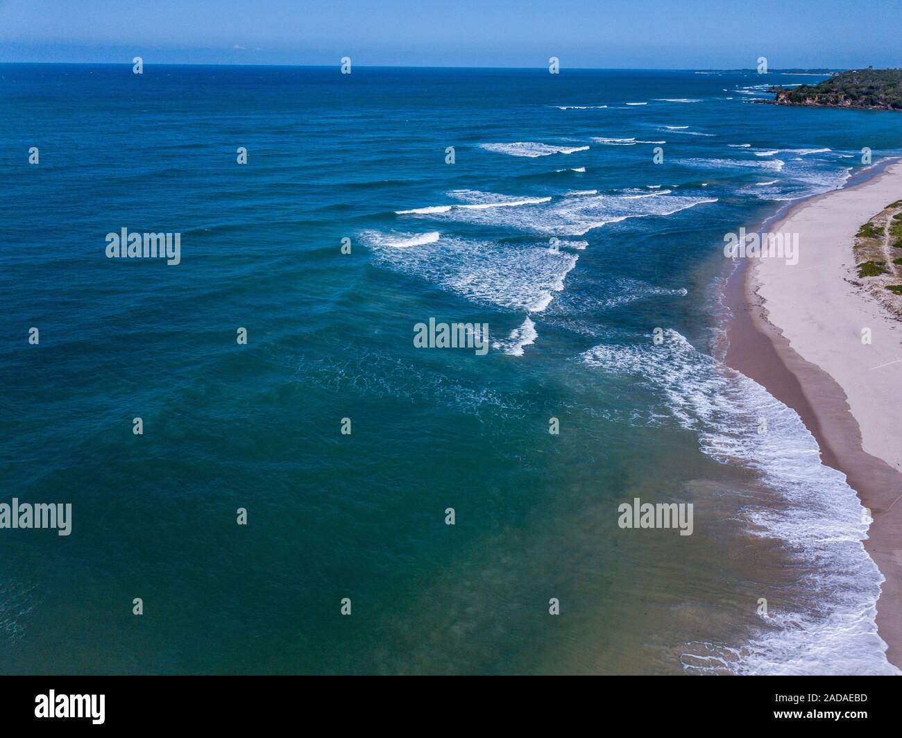 Drone Bild von Wellen an den Strand schlagen. Stockfoto