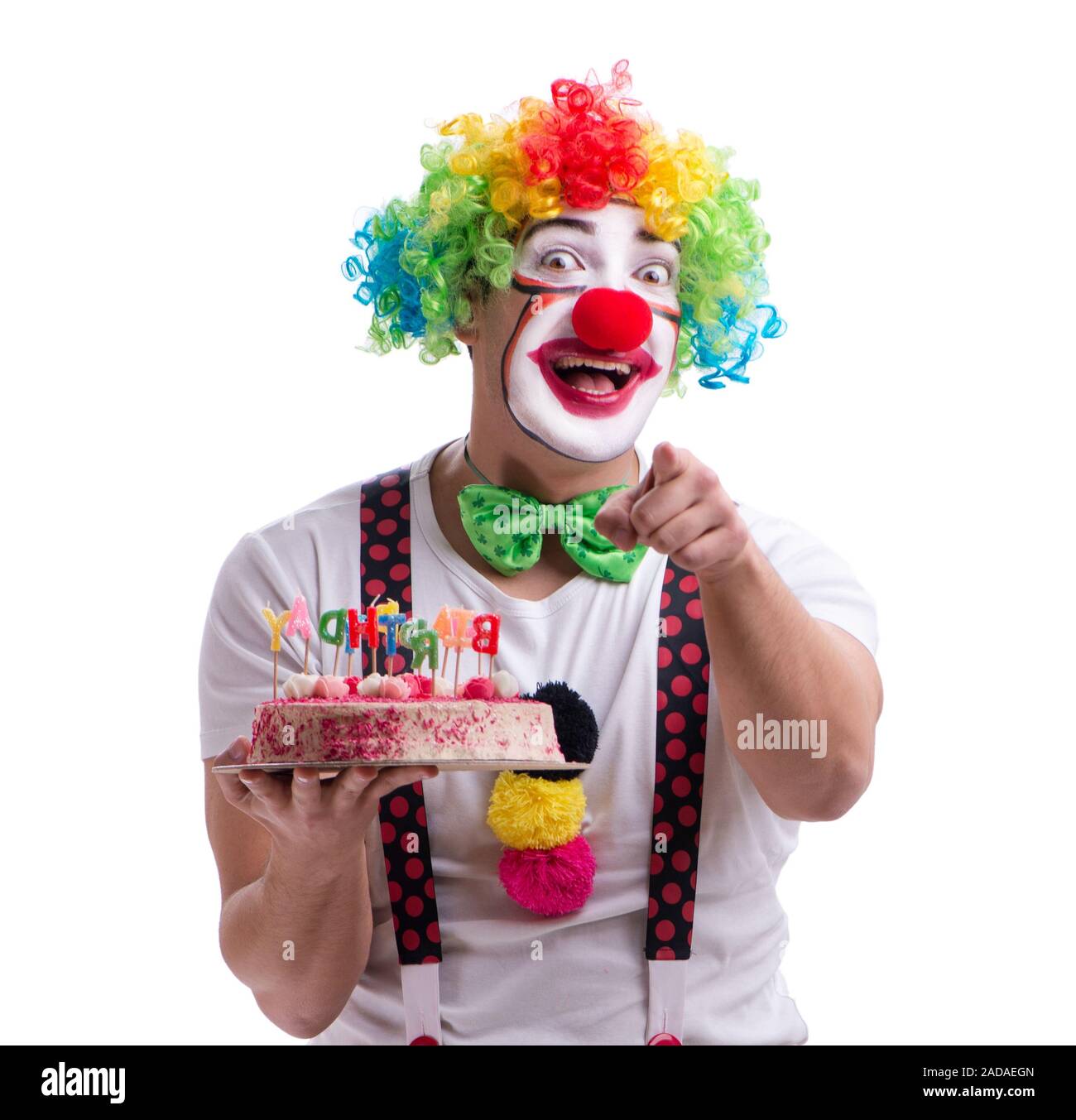 Lustiger Clown mit einer Geburtstagstorte isoliert auf weißem Hintergrund Stockfoto