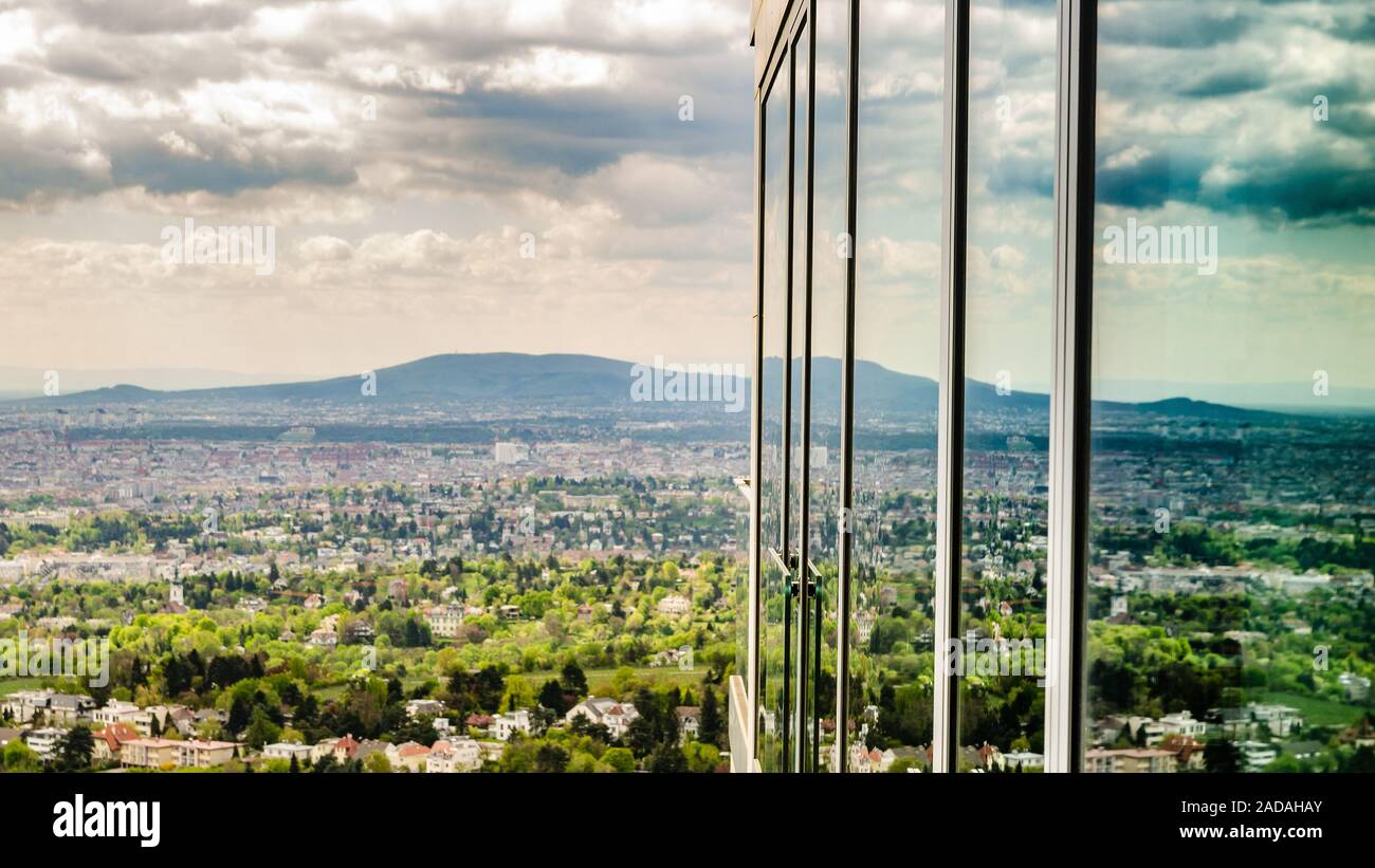 Blick vom Kahlenberg auf Wiener Stadtbild. Touristen vor Ort Stockfoto