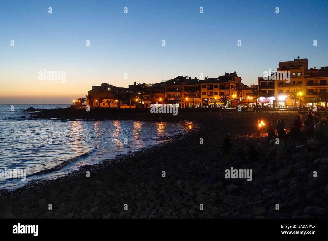 Abendstimmung in der Bucht von Valle Gran Rey mit Hippies spielen Musik am Strand, La Gomera, Spanien Stockfoto