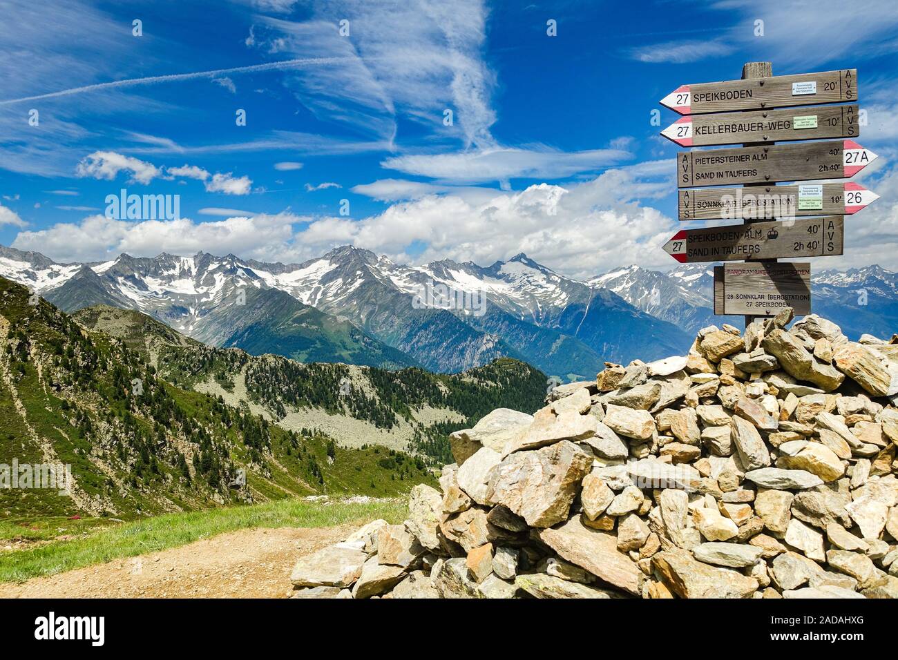 Hinweisschild für Wanderwege auf dem Speikboden, Südtirol, Italien Stockfoto