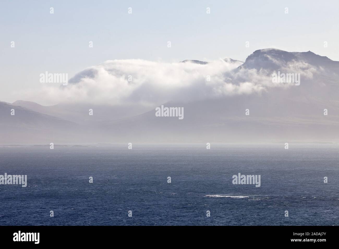 Meer und Wolken vor blauem Himmel auf den Berg. Satur, Osten Island, Island, Europa Stockfoto