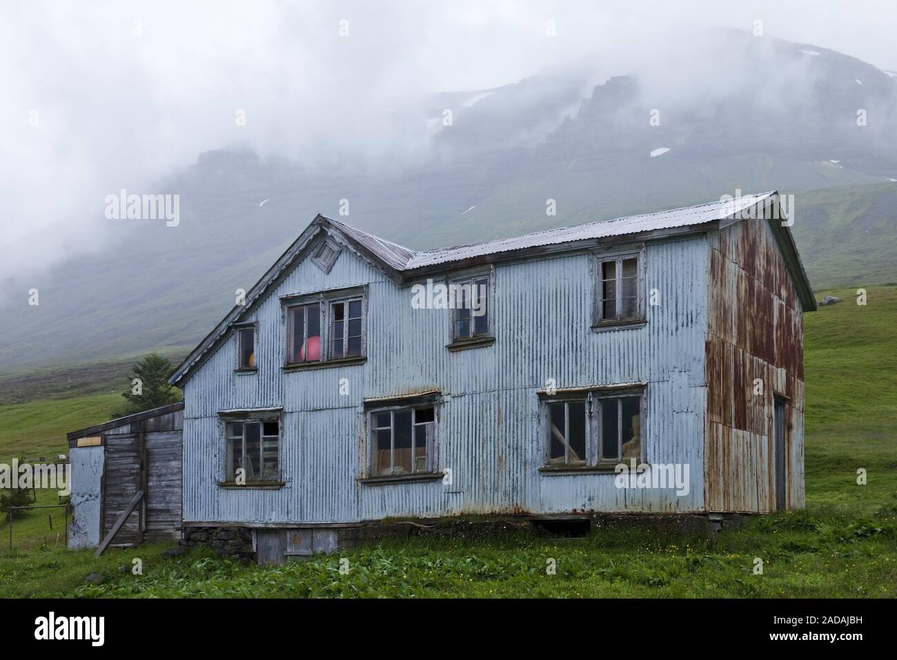 Verlassenes Haus in schlechtes Wetter, Mjoifjoerdur, Osten Island, Island, Europa Stockfoto