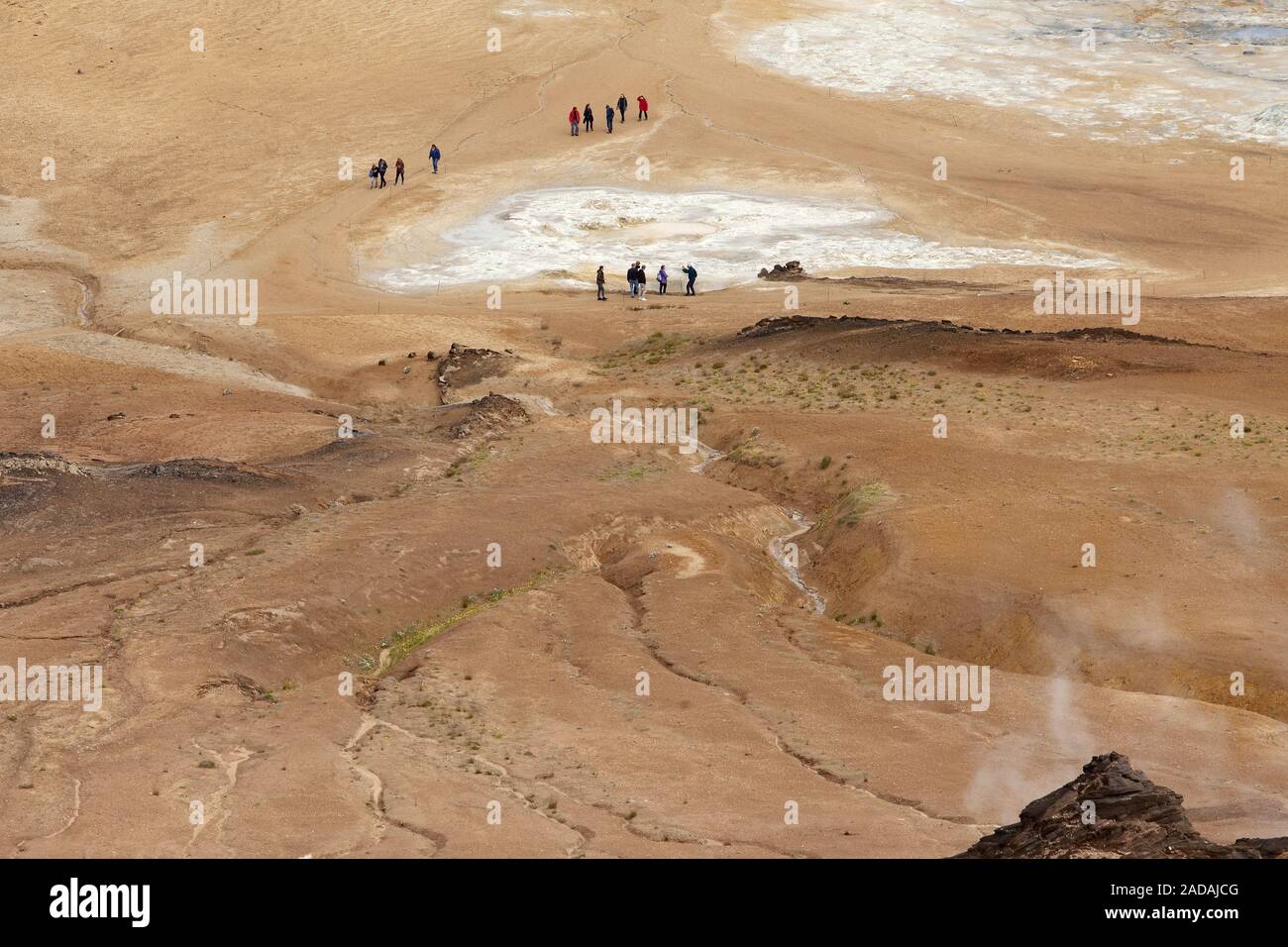 Geothermale Region Hveraroend mit Menschen, Namaskard, Island, Europa Stockfoto