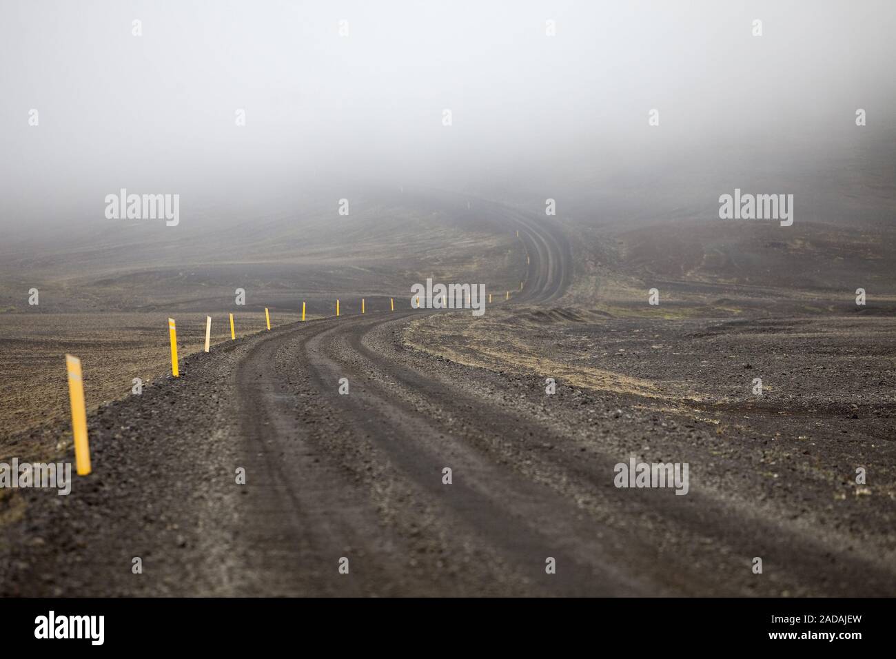 Misty unbefestigte Straße in dersertic Landschaft, Highlands, Island Stockfoto