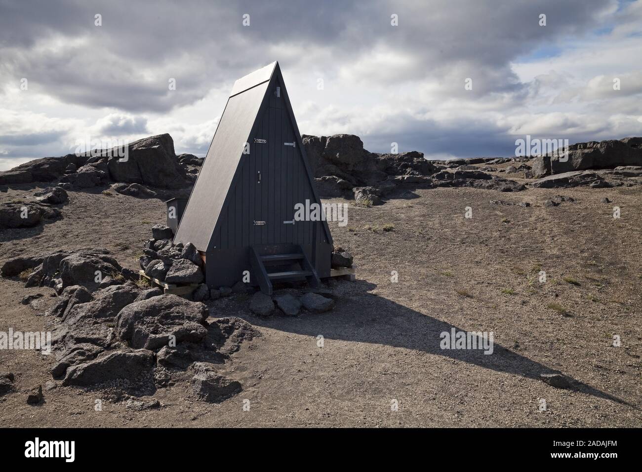 Toilette in der vulkanischen Landschaft mit Lava, Bims, Kreppatunga, Highlands, Island Stockfoto