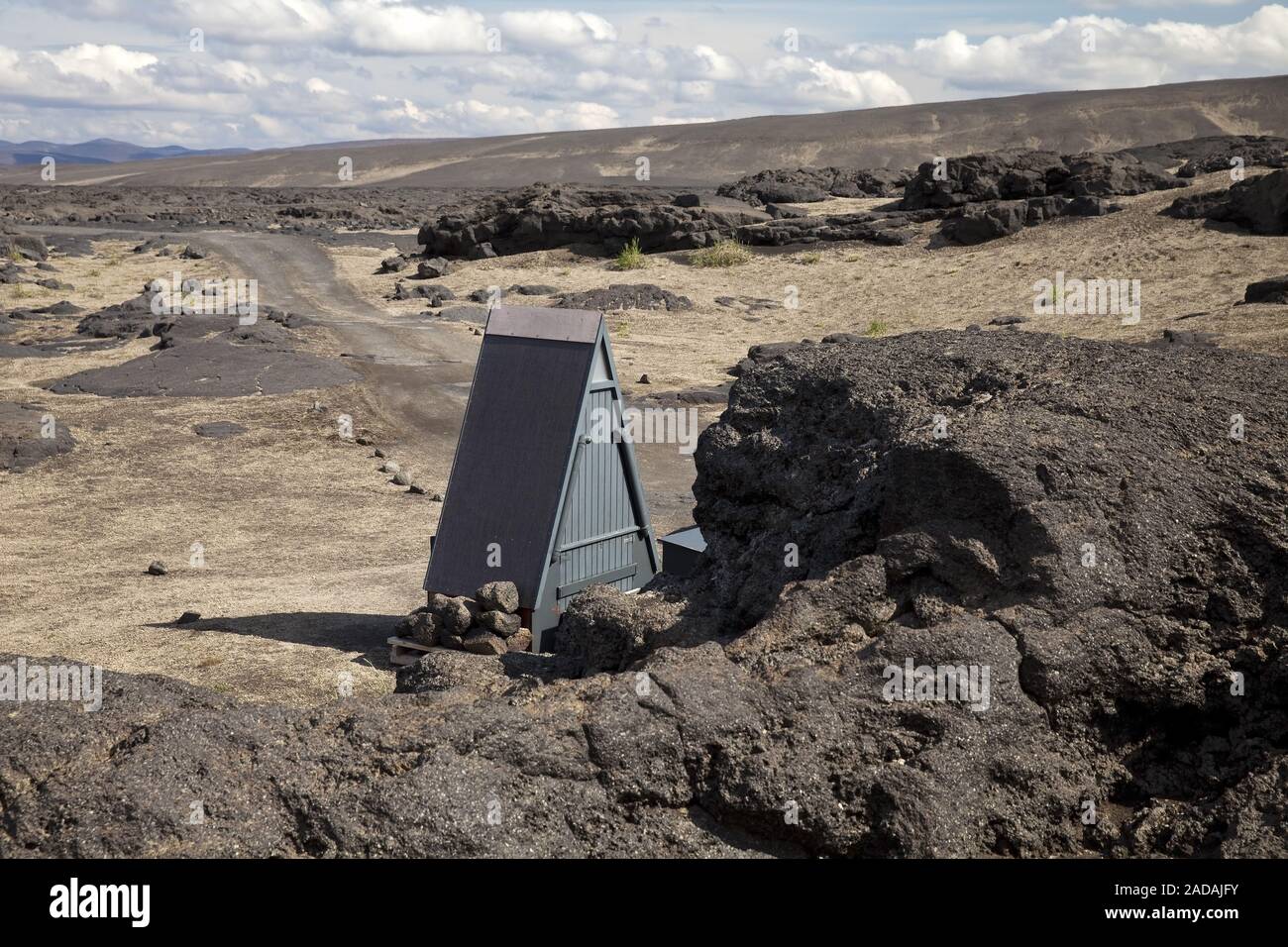 Toilette in der vulkanischen Landschaft mit Lava, Bims, Kreppatunga, Highlands, Island Stockfoto