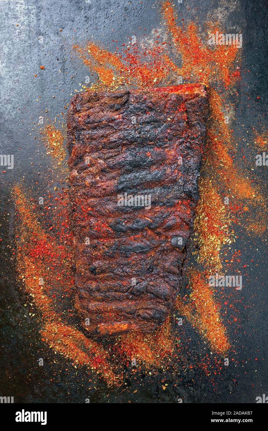 Barbecue Spare Ribs St Louis heißen Rub als Closeup auf einem schwarzen Brett schneiden Stockfoto