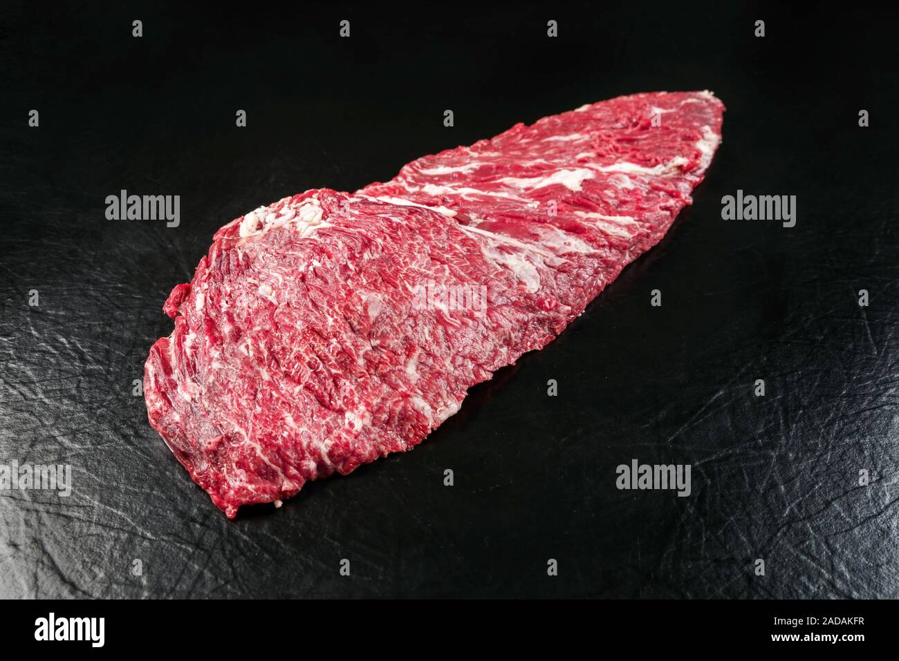 Raw wagyu skirt Steak als Closeup auf schwarzen Hintergrund mit Kopie Raum Stockfoto