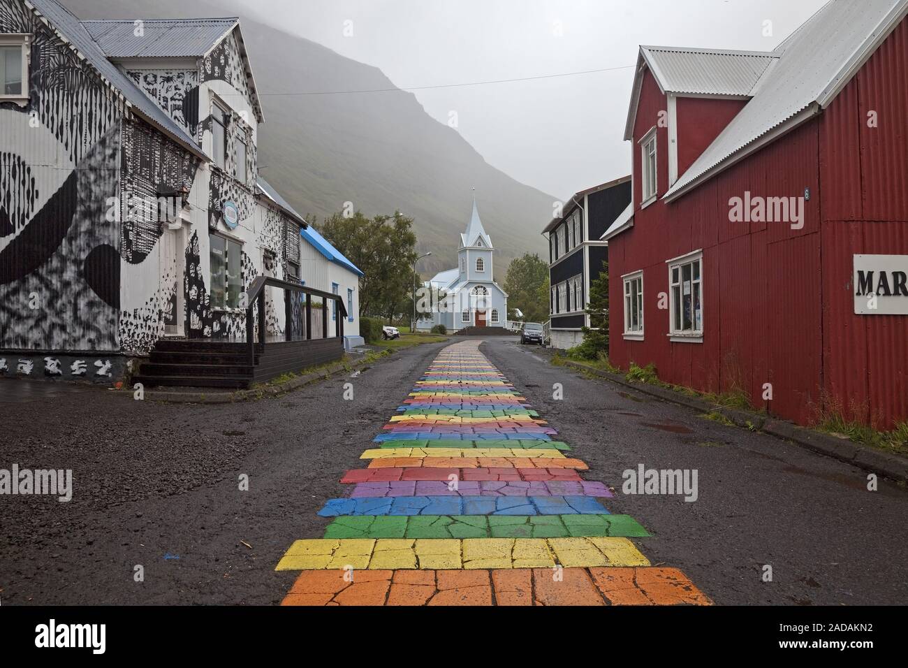 Regenbogen Streifen auf dem Weg zur Kirche, Seydisfjoerdur, Osten Island, Island Stockfoto