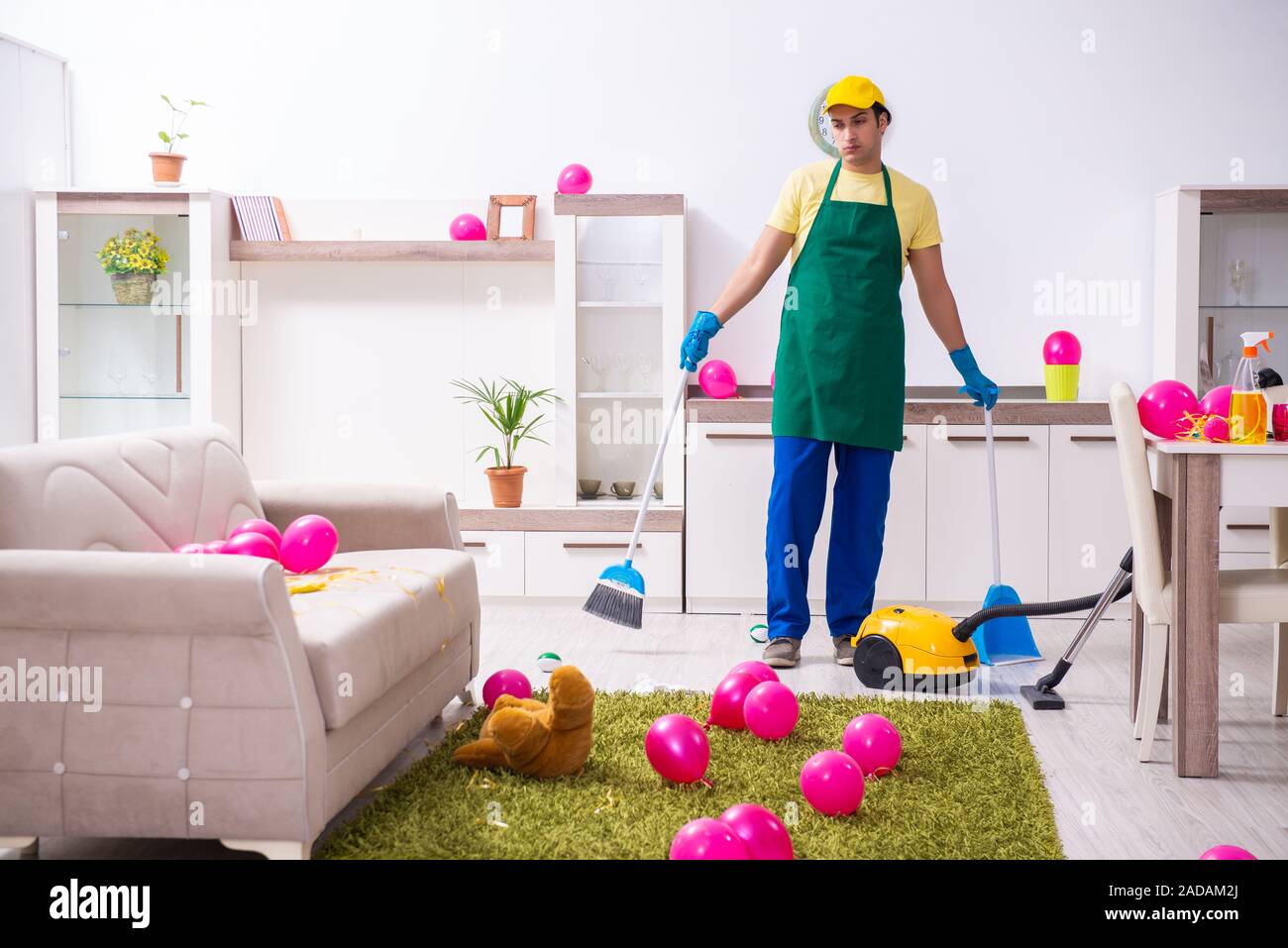 Junge männliche Auftragnehmer tun Hausarbeit nach Partei Stockfoto