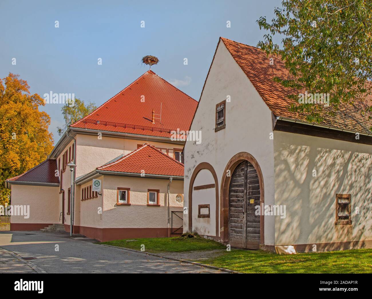Alte Schule und alte Scheune in Pfohren in der Nähe von Donaueschingen, Schwarzwald Stockfoto