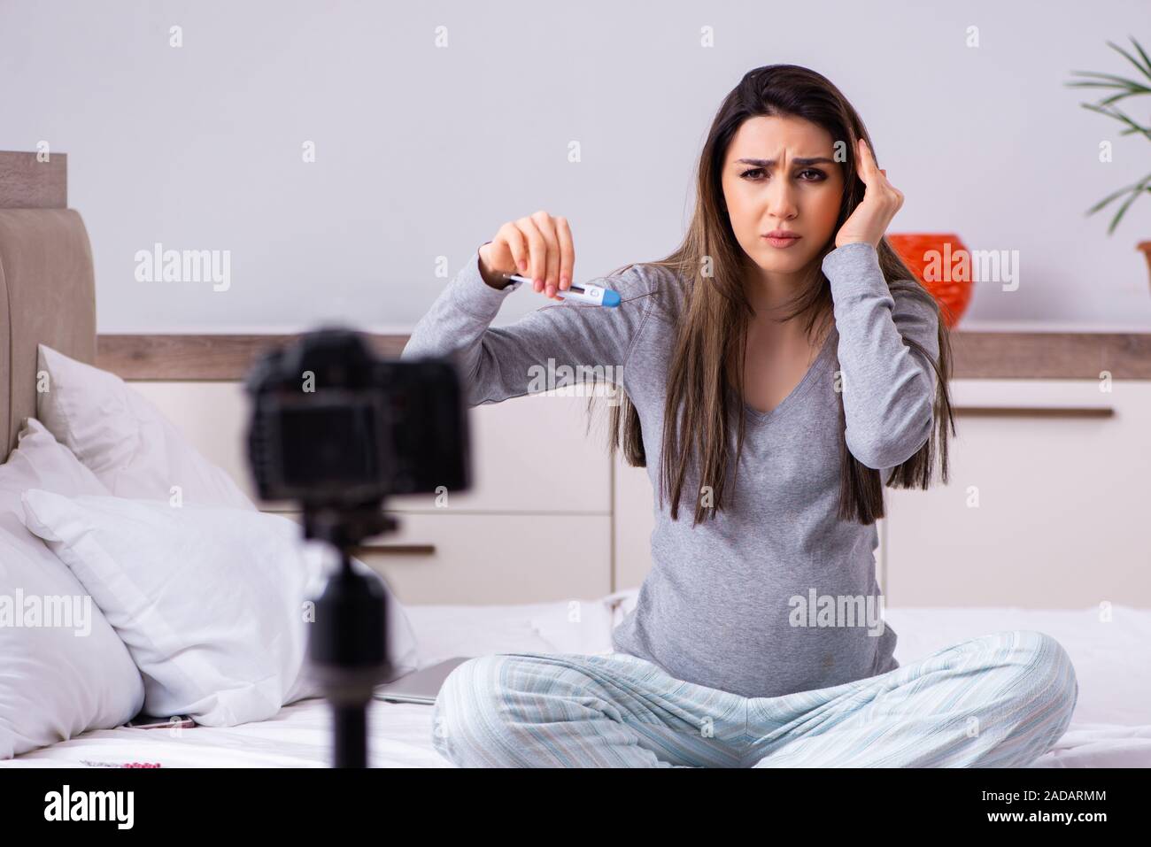 Schwangere Frau Aufnahme von Video für Ihren Blog. Stockfoto