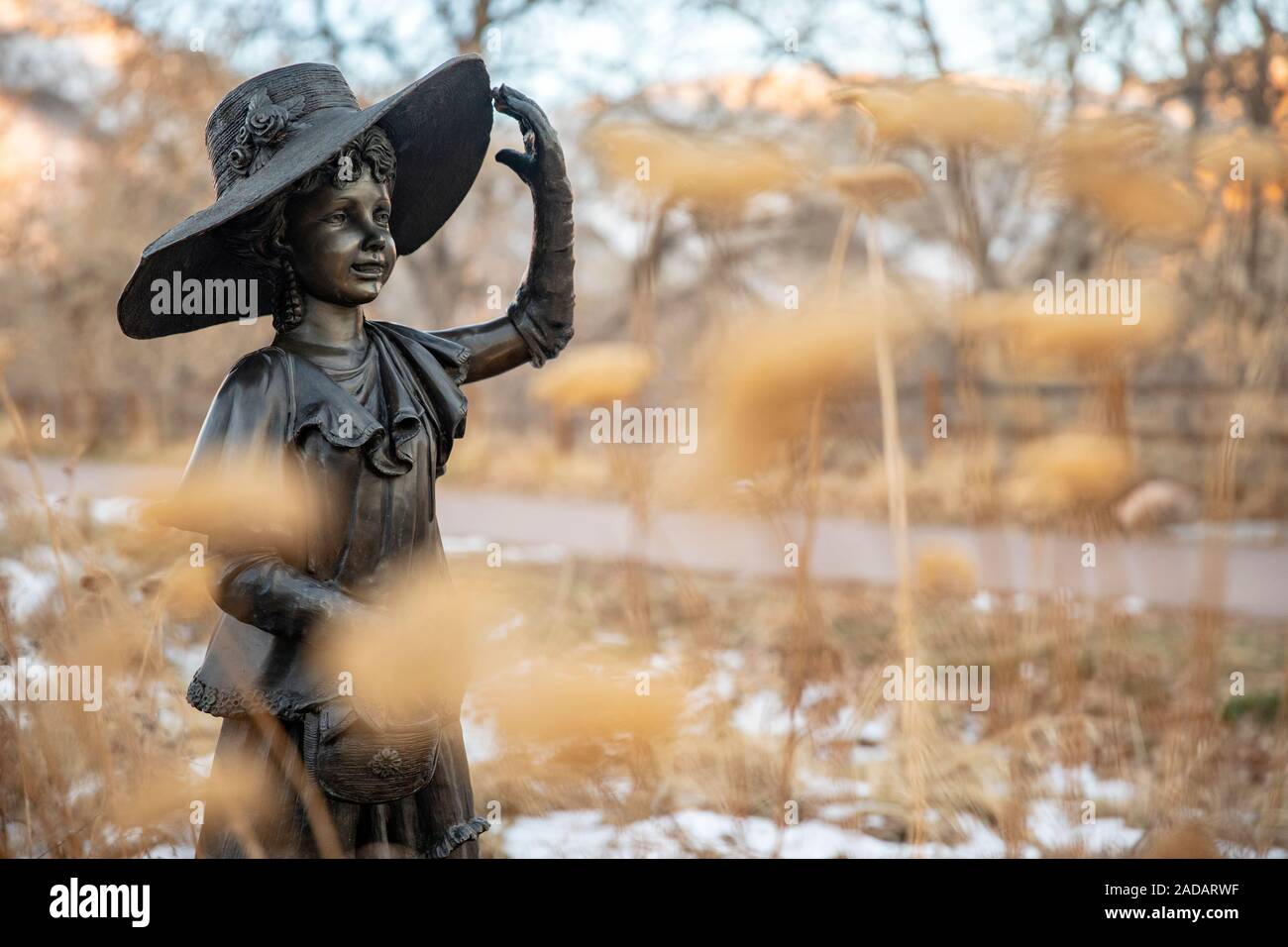'Victorian Dress Up 'Bronzestatue von Künstler Steven Bennett auf Clear Creek Trail - Golden, Colorado, USA Stockfoto