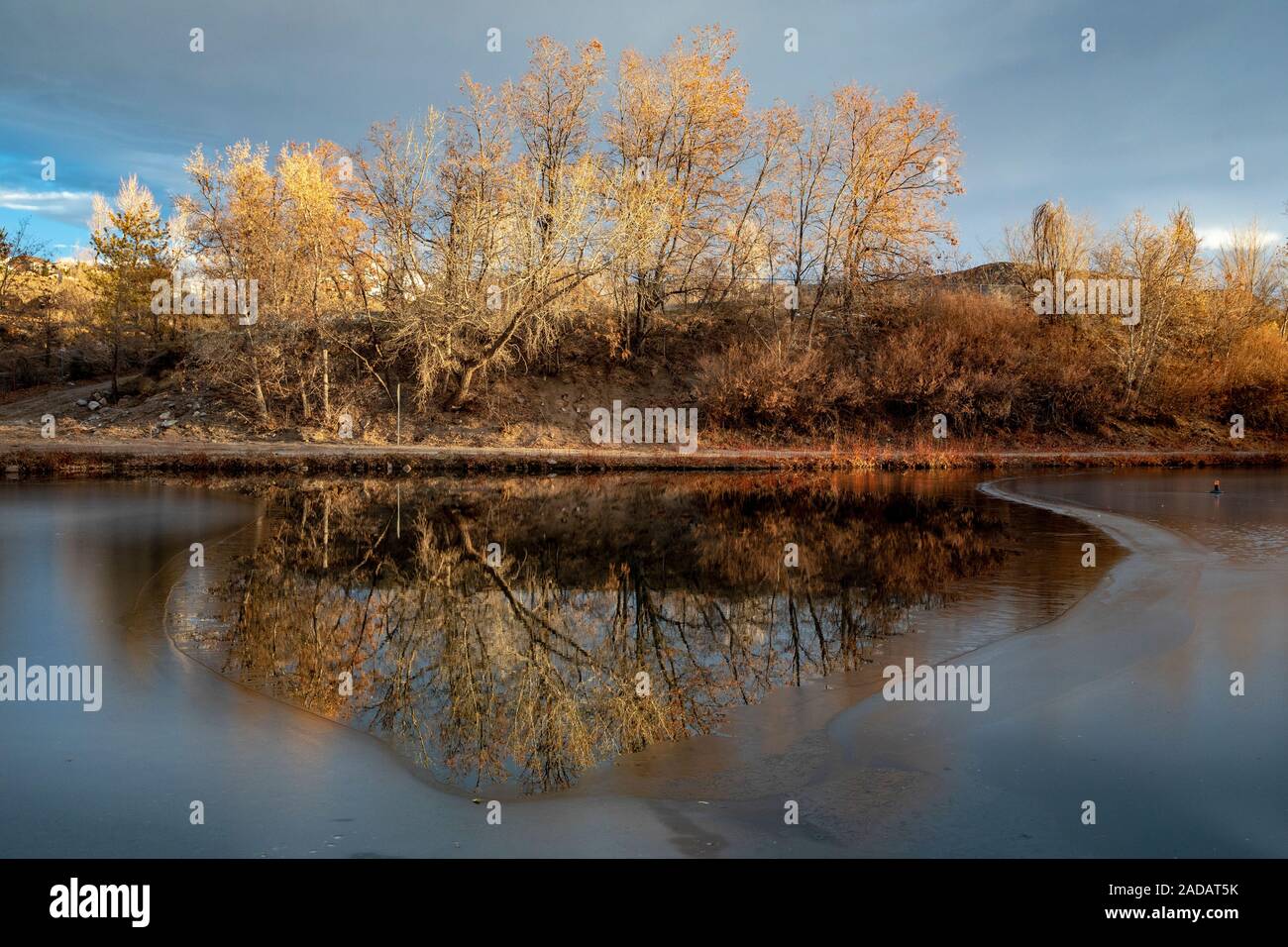 Gefrorenen See aus Clear Creek Trail - Golden, Colorado, USA Stockfoto