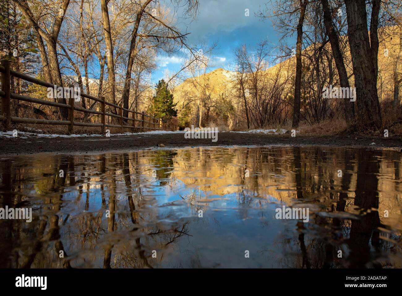 Reflexionen über Clear Creek Trail - Golden, Colorado, USA Stockfoto