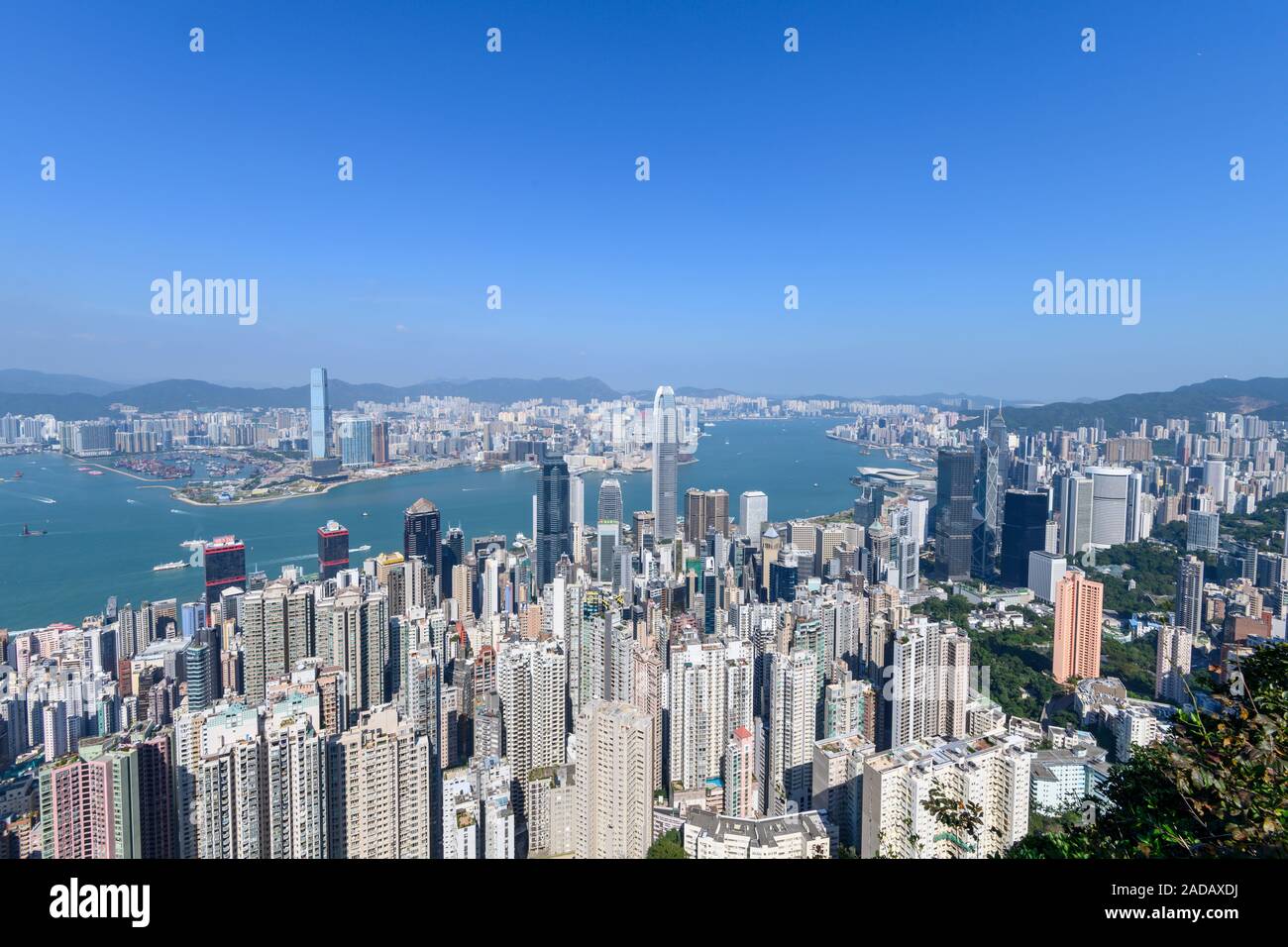 Skyline von Hongkong und den Victoria Harbour als vom Peak während des Tages gesehen. Stockfoto